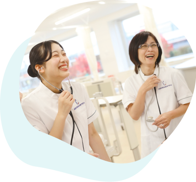 授業で先生と学生が笑う様子