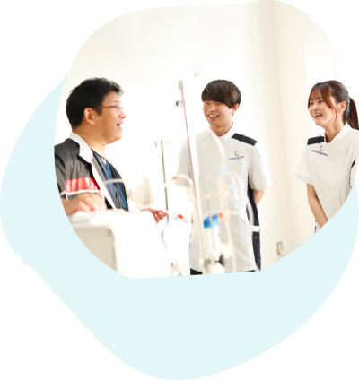 先生と学生が話す様子