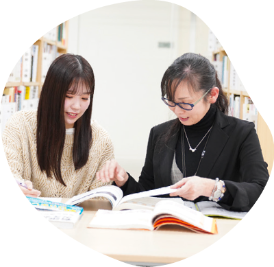 進路について先生と学生が相談する様子