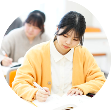 資格の勉強をする学生